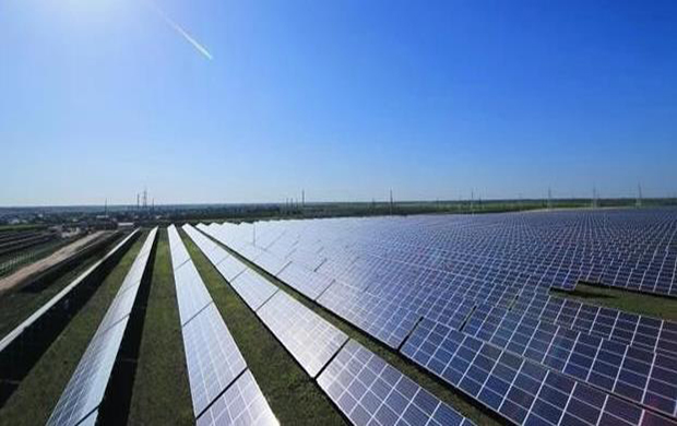Chinees PV industrie Brief: meer glas, productiecapaciteit van modules en een 400 MW zonnepark
